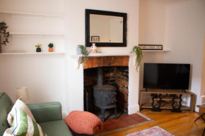 Characterful Cottage - Sleeps 6 - Parking - High Street